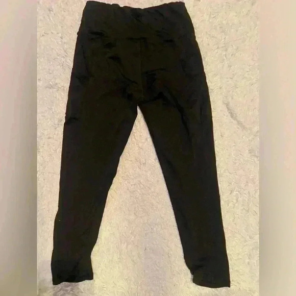 Ladies fitted black leggings/capris with two side pockets. Size medium - Picture 4 of 4